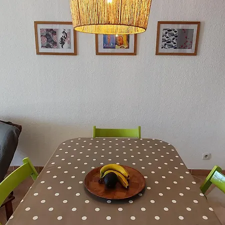 شقة Cozy - 350 From The Sea - And Bright With Balcony -