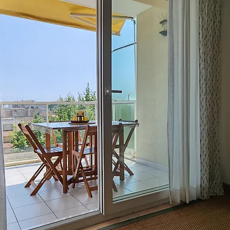 Apartment Cozy - 350 From The Sea - And Bright With Balcony - *