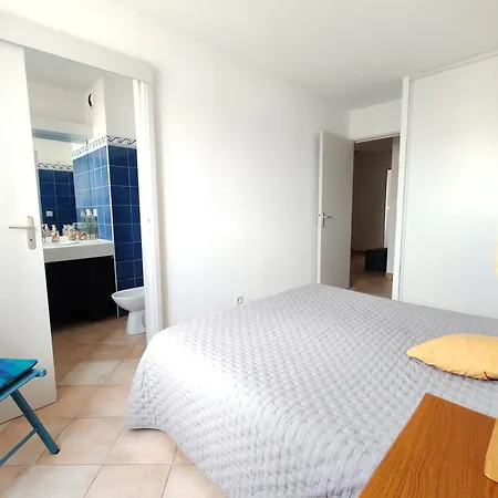 Apartment Cozy - 350 From The Sea - And Bright With Balcony -